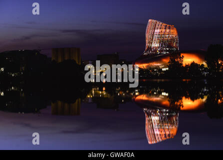 La Cité du vin ist der Wein Museum von Bordeaux in der Nähe Fluss Garonne. Bordeaux, Aquitanien. Frankreich. Stockfoto