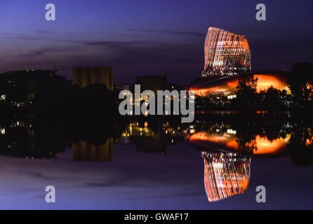 La Cité du vin ist der Wein Museum von Bordeaux in der Nähe Fluss Garonne. Bordeaux, Aquitanien. Frankreich. Stockfoto