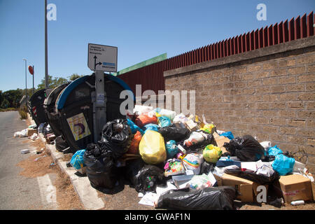 Müll-Krise in der Straße von Rom, Italien Stockfoto