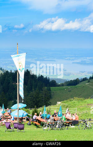 Chiemgauer Alpen, Chiemgauer Alpen: Berg Hütte Restaurant Schlechtenbergalm, Blick auf See Chiemsee, Deutschland, Bayern, Bayern, Obe Stockfoto