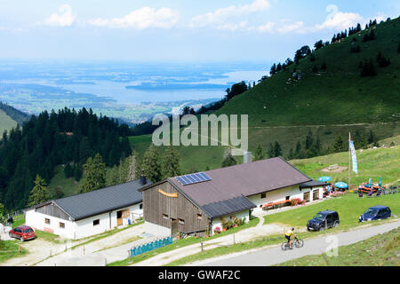 Chiemgauer Alpen, Chiemgauer Alpen: Berg Hütte Restaurant Schlechtenbergalm, Blick auf See Chiemsee, Deutschland, Bayern, Bayern, Obe Stockfoto