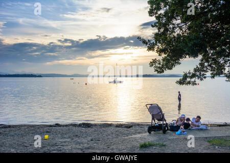 Übersee (Chiemgau): See Chiemsee, Strand Lido, Segelboot, Sonne, Sonnenuntergang, Menschen, Deutschland, Bayern, Bayern, Oberbayern, Chiemgau, Upp Stockfoto