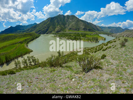 Landschaft in den Bergen in der Region Altai (Russland) mit einem Berge, Steppe, Felsen, Fluss Katun, Dörfchen Stockfoto