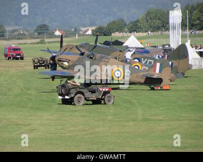 Spitfires und Mustangs beim Goodwood Revival 2016 Stockfoto