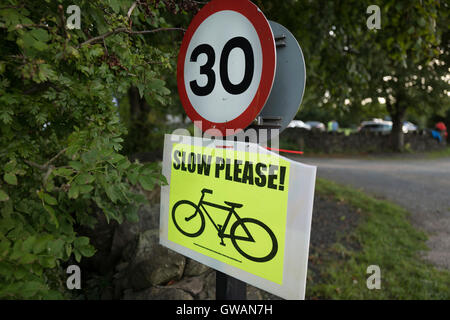 Tempolimit Schild mit Zyklus-Event-Beratung. Stockfoto