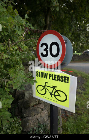 Tempolimit Schild mit Zyklus-Event-Beratung. Stockfoto