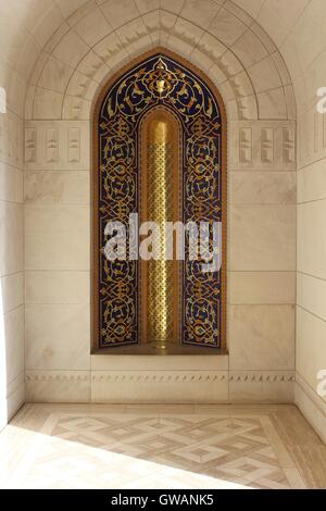 Architektur und Einrichtung Detail im Inneren der Sultan Qaboos Moschee in Maskat, Oman. Stockfoto