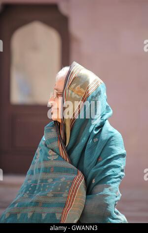 Muscat, Oman, 19. Oktober 2013: alte Frau an der Sultan Qaboos Grand Mosque in Maskat, Oman Stockfoto