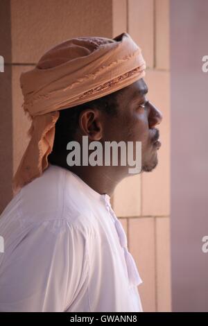 Muscat, Oman, 19. Oktober 2013: Moschee des Guardian. Der Mann mit Blick auf das Eingangstor der großen Moschee im Oman. So ernst ein Stockfoto