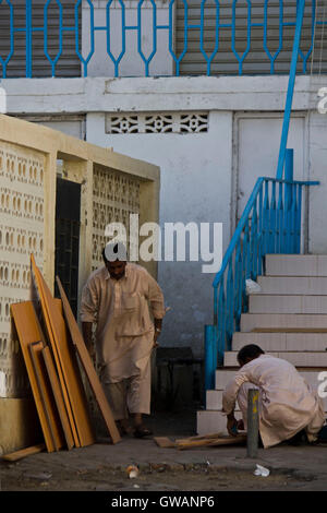 Muscat, Oman, 19. Oktober 2013: Omanischen Arbeiter auf der Straße Stockfoto