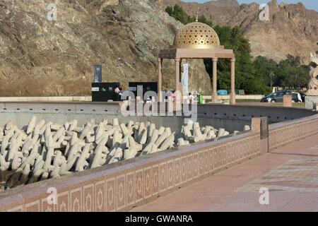 Muscat, Oman, 19. Oktober 2013: Muscat Promenade. Direkt am Meer, ist der Bürgersteig Muscat eine ausgewogene Mischung Stockfoto