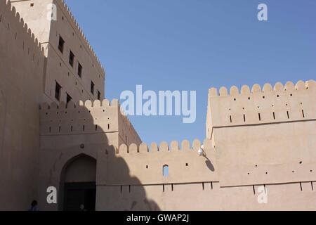 Nakhal Fort ist eine große Festung in der Al Batinah Region des Oman. Es ist benannt nach dem Welaayat Nakhal. Die Fort-Häuser Stockfoto