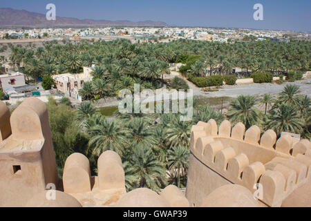 Nakhal Fort ist eine große Festung in der Al Batinah Region des Oman. Es ist benannt nach dem Welaayat Nakhal. Die Fort-Häuser Stockfoto