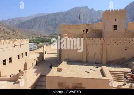 Nakhal Fort ist eine große Festung in der Al Batinah Region des Oman. Es ist benannt nach dem Welaayat Nakhal. Die Fort-Häuser Stockfoto