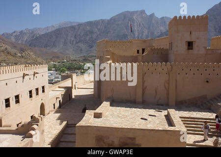 Nakhal Fort ist eine große Festung in der Al Batinah Region des Oman. Es ist benannt nach dem Welaayat Nakhal. Die Fort-Häuser Stockfoto