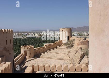 Nakhal Fort ist eine große Festung in der Al Batinah Region des Oman. Es ist benannt nach dem Welaayat Nakhal. Die Fort-Häuser Stockfoto