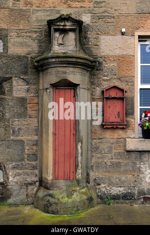 Hafen-Barometer an der Wand eines Gebäudes, Newhaven, Edinburgh, Scotland, UK Stockfoto