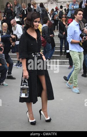 Miroslava Duma am Telefon auf der Paris Fashion Week zeigen Stockfoto