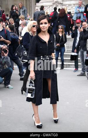 Miroslava Duma am Telefon auf der Paris Fashion Week zeigen Stockfoto