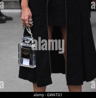 Miroslava Duma am Telefon auf der Paris Fashion Week zeigen Stockfoto