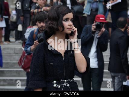 Miroslava Duma am Telefon auf der Paris Fashion Week zeigen Stockfoto