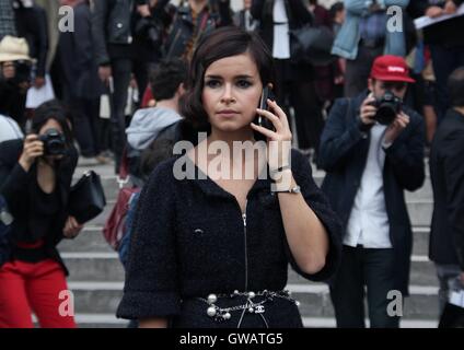 Miroslava Duma am Telefon auf der Paris Fashion Week zeigen Stockfoto