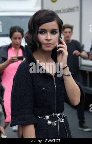 Miroslava Duma am Telefon auf der Paris Fashion Week zeigen Stockfoto