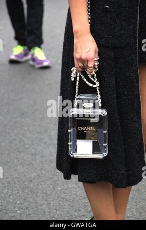 Miroslava Duma am Telefon auf der Paris Fashion Week zeigen Stockfoto