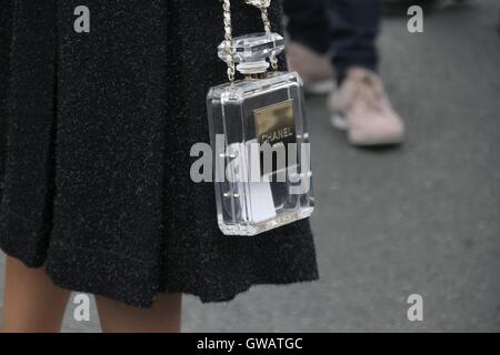 Miroslava Duma am Telefon auf der Paris Fashion Week zeigen Stockfoto