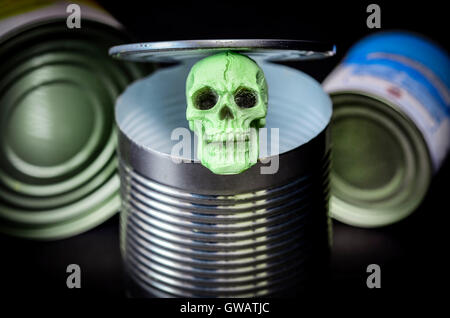 Totenschädel in Konserven Zinn beschichtet, schädigenden Bisphenol A in Konserven Dosen, Totenkopf in Beschichteter Konservendose, sch Stockfoto