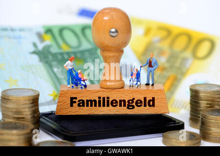 Miniatur-Figuren auf einer Briefmarke mit dem Label Familie Geld, Miniaturfiguren Auf Einem Stempel Mit der Aufschrift Familiengeld Stockfoto