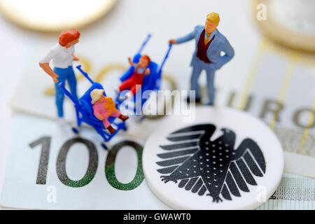 Miniaturfiguren einer Familie auf Banknoten, symbolische Foto Familie Geld, Miniaturfiguren Einer Familie Auf Geldscheinen, Symbol Stockfoto