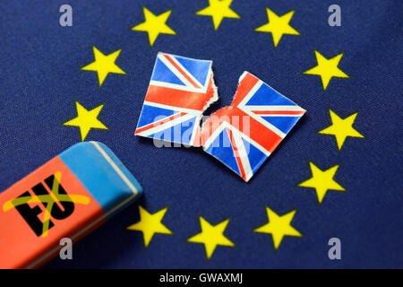 EU-Flagge mit gelöschten, Stern, symbolische Foto Austritt, EU-Fahne Mit Ausradiertem Stern, Symbolfoto Brexit Stockfoto