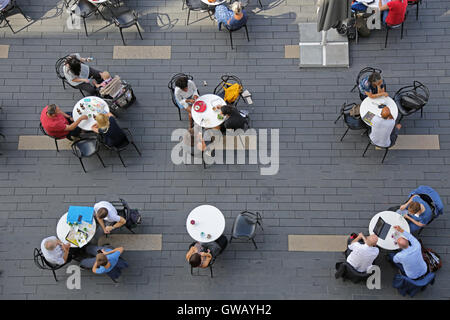 Kunden im Café außerhalb der Royal Festival Hall London von oben gesehen. Stockfoto