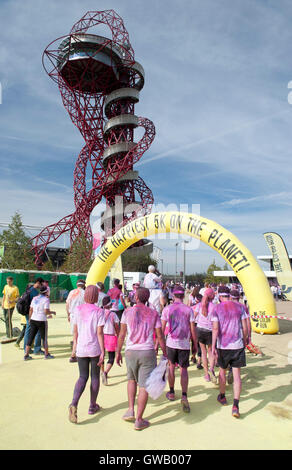 Teilnehmer von The Run Farbe neben ArcelorMittal Orbit, Stratford, London, UK Stockfoto