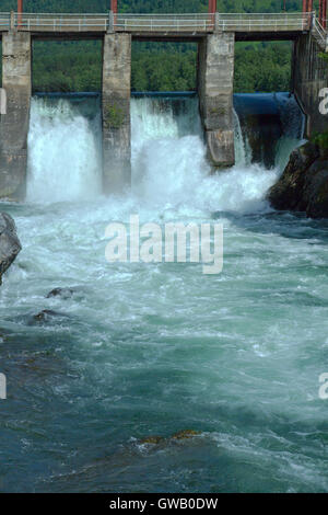 Alte (1930) retro Vintage Wasserkraftwerk am Fluss Chemal (Altai Gebiet, Sibirien, Zentralasien, Russland) Stockfoto