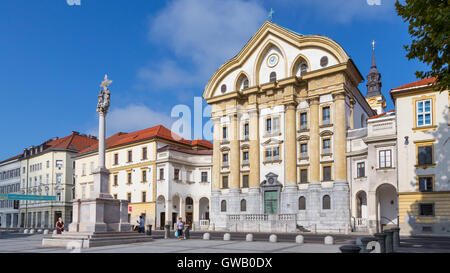 KONGRESNI Trg und der Ursulinen-Kirche der Heiligen Dreifaltigkeit, Ljubljana, Slowenien. Stockfoto