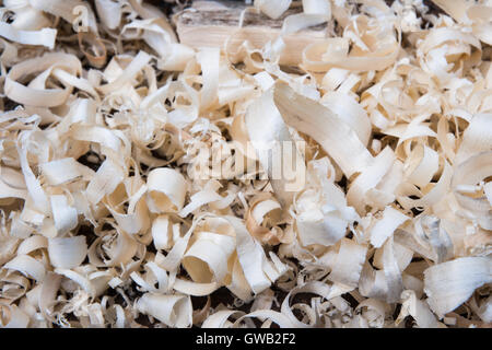 Frisches Holz Späne auf ein Schreiner Bank. Traditionelle Tischler Arbeit. Niemand um ihn herum. Stockfoto