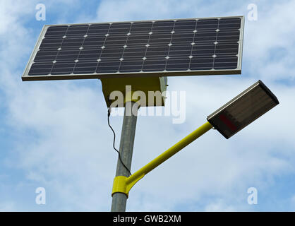 Nahaufnahme von solar Licht/Straßenlaterne angetrieben durch ein Solarpanel ökologische/grüne Stromerzeugung (Energie) Stockfoto