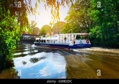 Schiff Schleuse Graben und Passagier in Mountain Village, Hamburg, Deutschland, Europa, Schleusengraben Und Fahrgastschiff Serrahn Deern Stockfoto