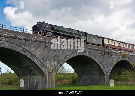 Lokomotive 70000 Britannia vorbei über ein Viadukt bei Langport in Somerset, Großbritannien 8 ziehen Stockfoto