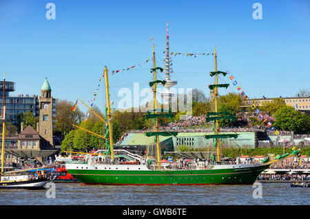 Beenden Sie Parade für den Hafengeburtstag mit dem Segelschiff Alexander von Humboldt II in Hamburg, Deutschland, Europa, Einlaufparad Stockfoto