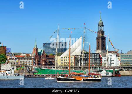 Beenden Sie Parade für den Hafengeburtstag mit dem Segelschiff Franzius in Hamburg, Deutschland, Europa, Einlaufparade Zum Hafengeburt Stockfoto