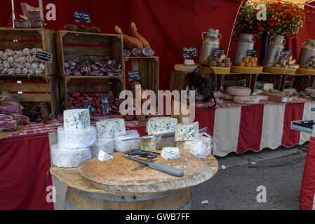 Käse-Stall im Markt in Mont-De-Lans, Alpen, Frankreich mit einer Auswahl an Käse und Wurst Stockfoto