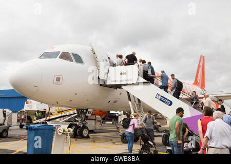 Easyjet Luton; die Fluggäste eine Easyjet Flugzeug, Luton Airport, Luton GROSSBRITANNIEN Stockfoto