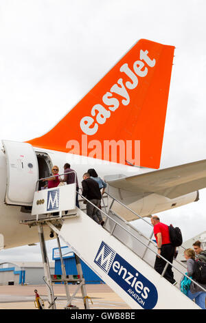 Fluggästen ein Easyjet Flugzeug, Flughafen Luton, Luton UK Stockfoto