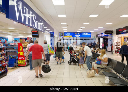 Luton Airport Terminal Innenraum UK; WH Smith Shop in Departures, The Terminal, Luton Airport, Luton UK Stockfoto