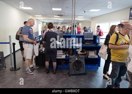 UK-Flughafensicherheit - Fluggästen Überprüfungen bestehen an der Tor, Abreise Flughafen Luton, UK Stockfoto