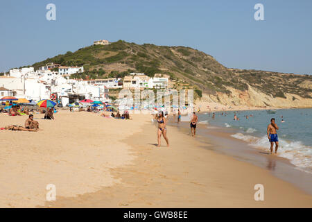 Menschen am Strand von Salema, Algarve, Portugal, Europa Stockfoto