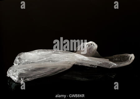 Weiße Plastiktüte auf dunklem Hintergrund isoliert Stockfoto